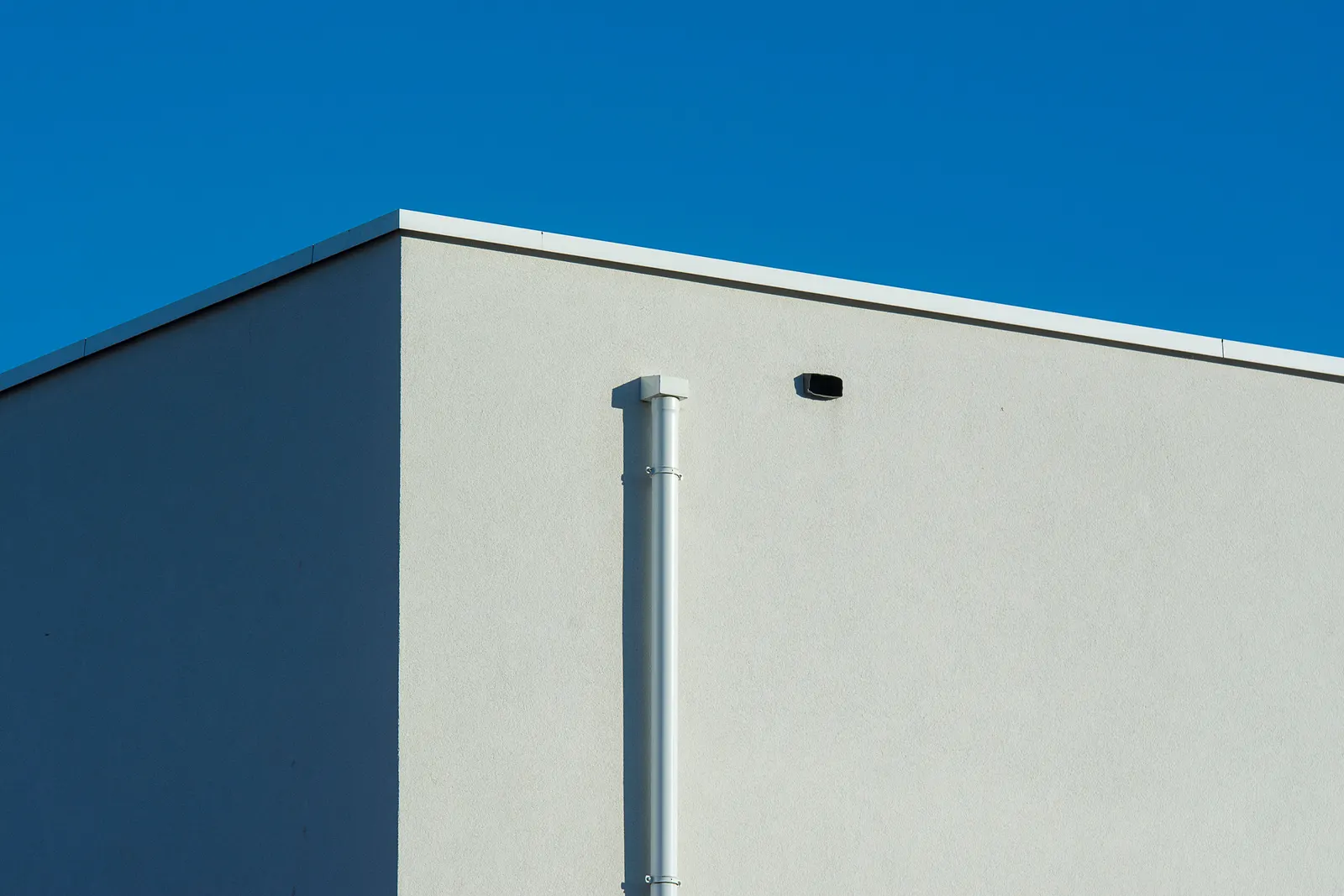 Seamless aluminum gutter hardware detail